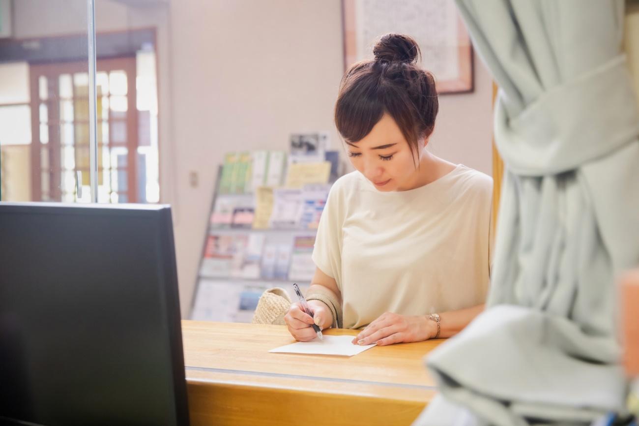 屋内, テーブル, 人, 座る が含まれている画像

自動的に生成された説明